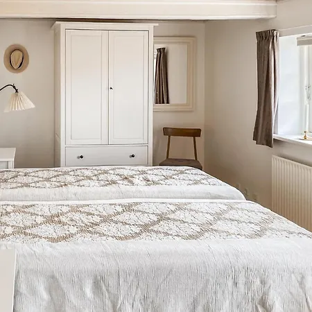 Pet Friendly In With Wifi Holiday home Humble
